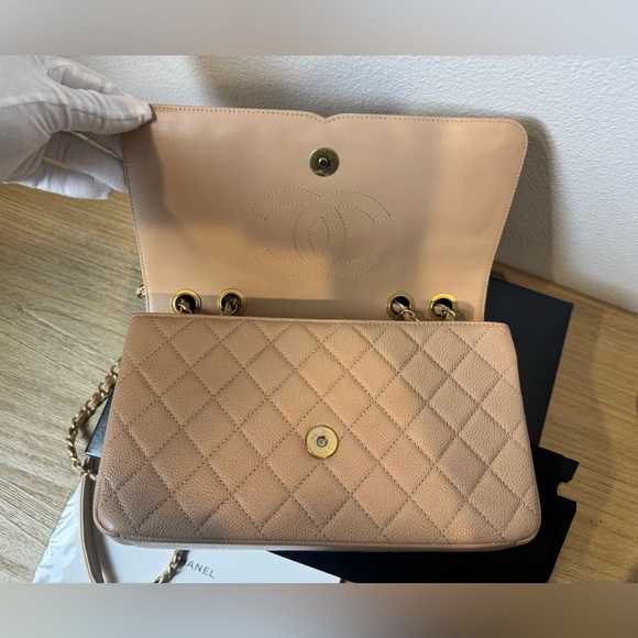 CHANEL Caviar Quilted Medium CC Filigree Flap - Picture 3 of 7